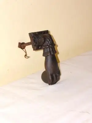 Picaporte antiguo de hierro