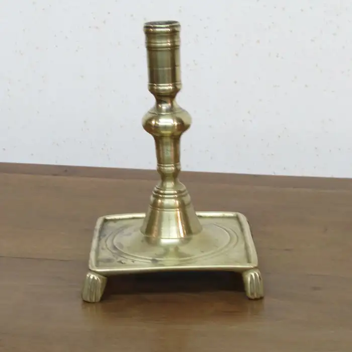 Candelabro de cuatro patas antiguo