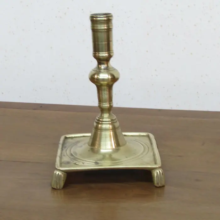 Candelabro de cuatro patas antiguo, Iluminación