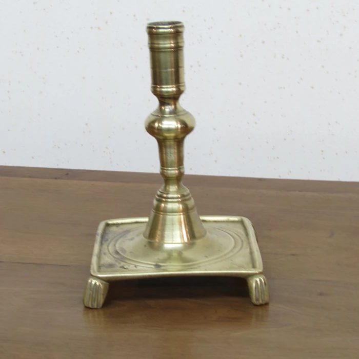 Candelabro de cuatro patas antiguo, Iluminación