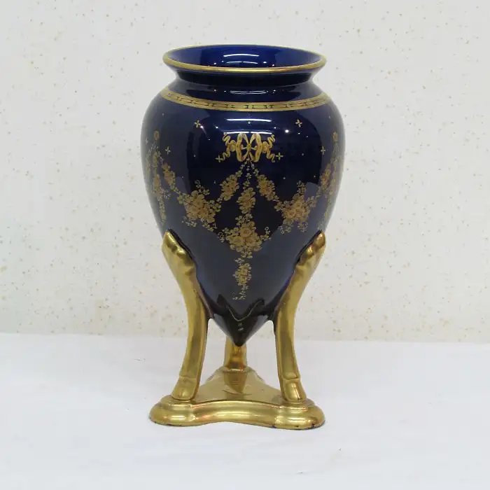 Jarrón antiguo de porcelana azul