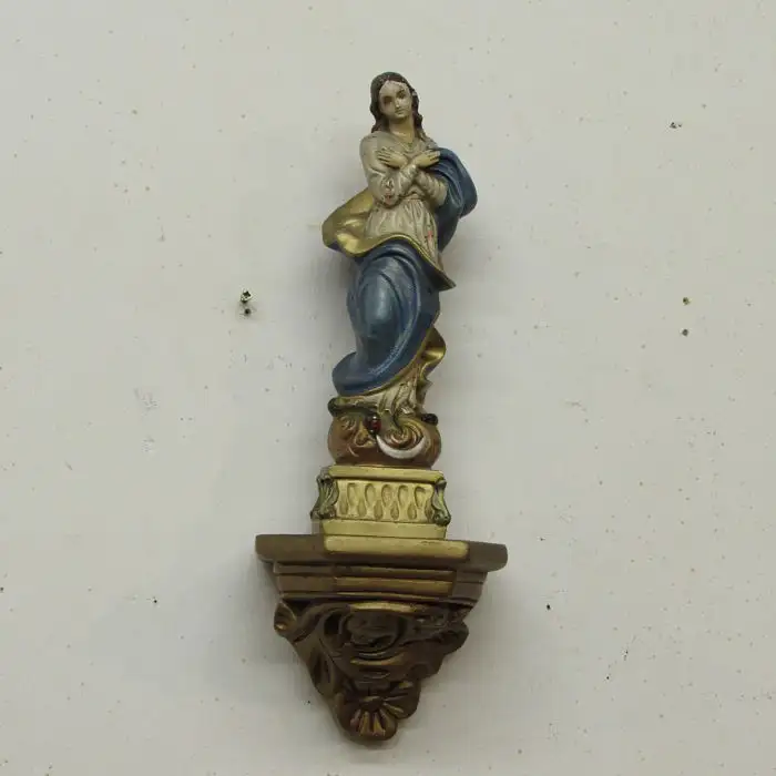 Virgen con peana