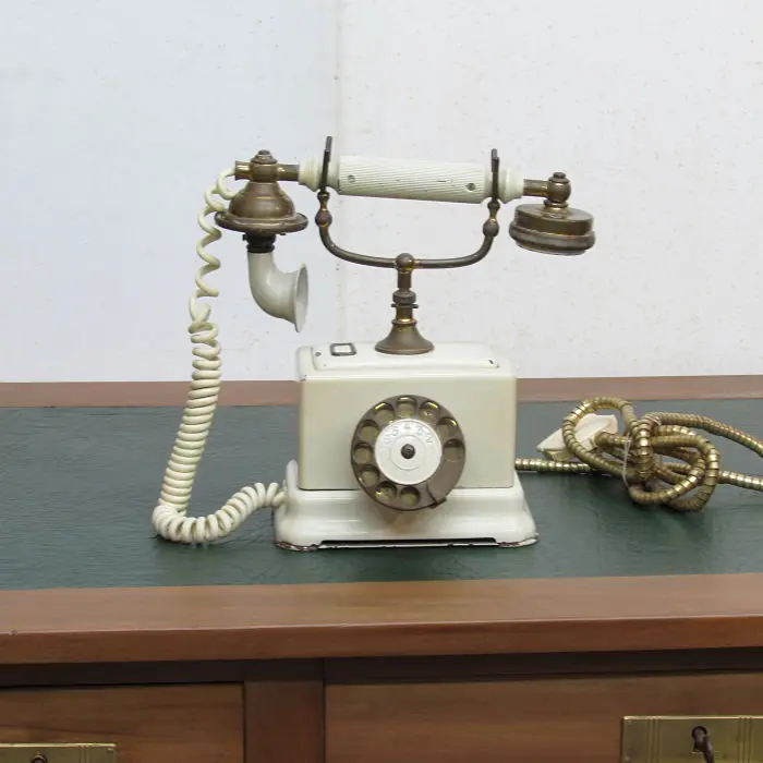 Teléfono antiguo de sobremesa, Relojes