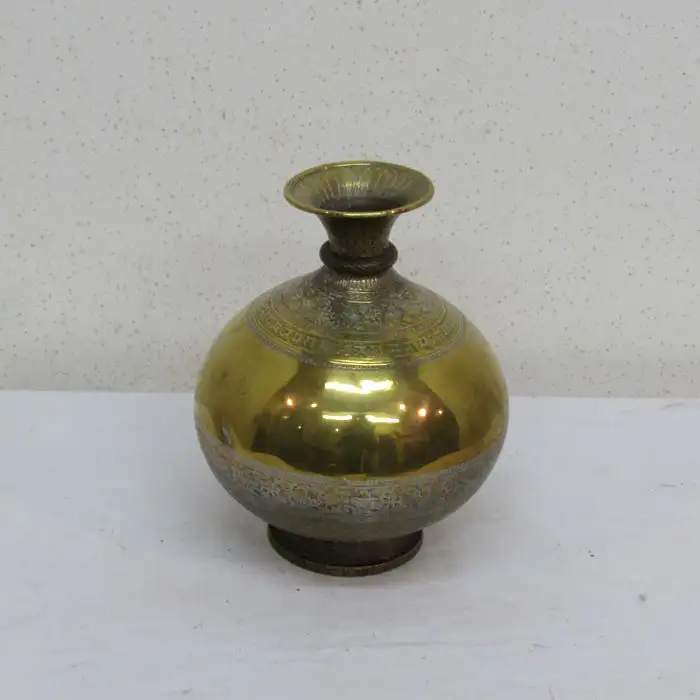 Jarrón antiguo de latón