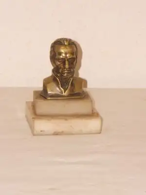 Busto antiguo de bronce