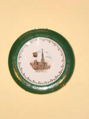 Plato antiguo de porcelana
