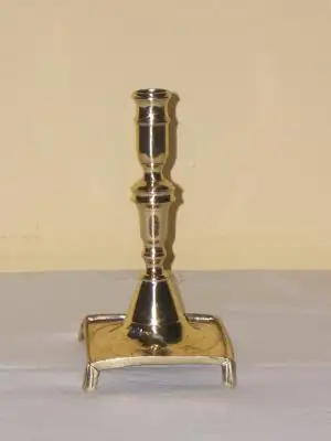 Candelabro antiguo de 4 patas