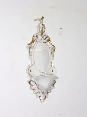 Benditera antigua de porcelana