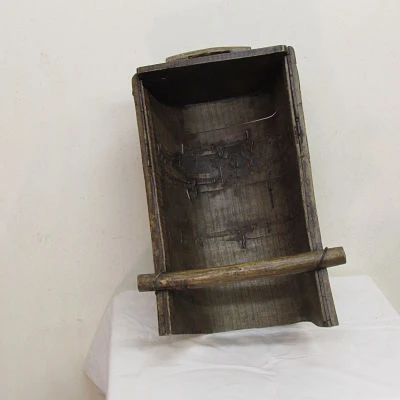 Recogedor de madera antiguo
