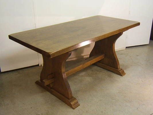 Mesa de roble, Mesas