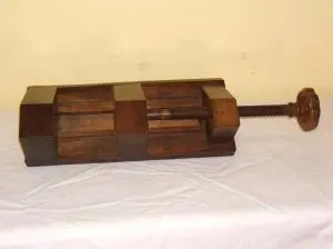 Prensa antigua de madera · vista 2/2