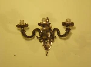 Aplique antiguo de bronce, Iluminación