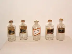 Botellas de farmacia antiguas