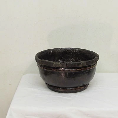 Recipiente de madera antiguo
